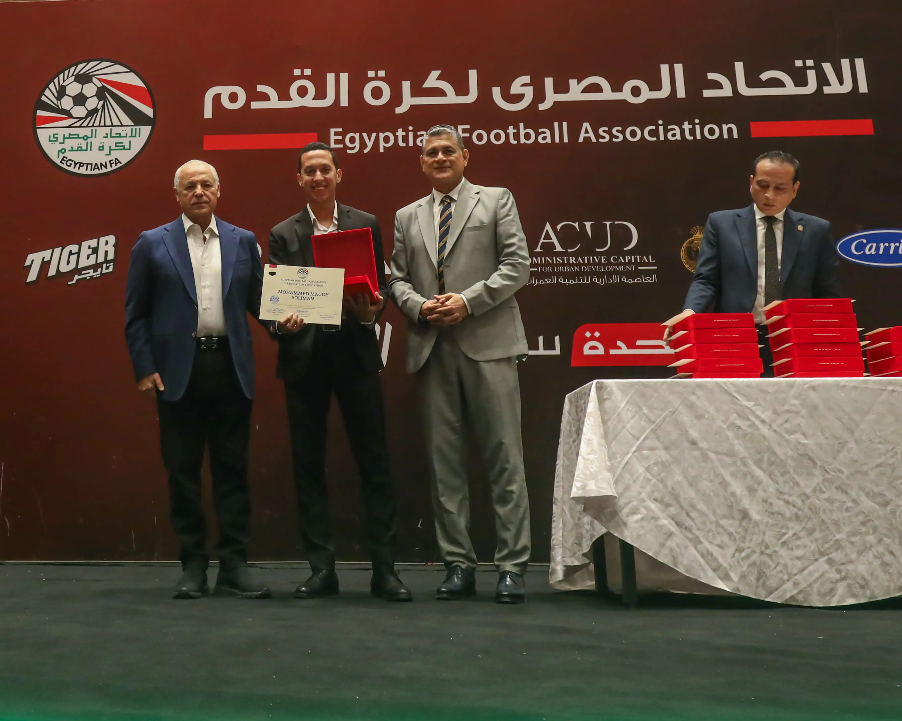 بالصور.. أبوريدة يسلم الشارة للحكام الدوليين