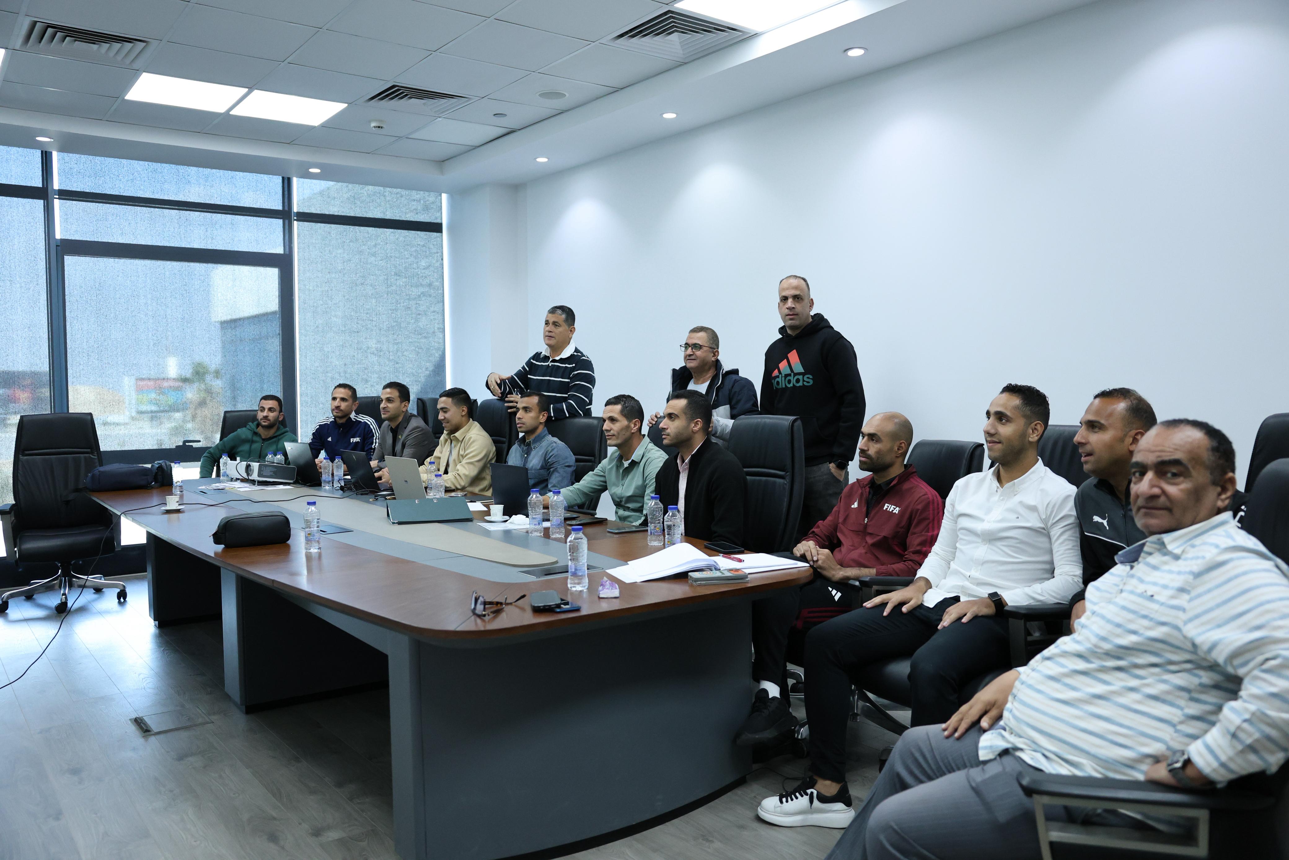 أوسكار رويز يعقد اجتماعًا فنيًا مع 9 حكام لمراجعة بعض الحالات 