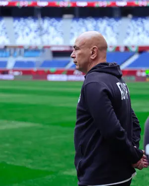 منتخب مصر يتفقد أرضية ملعب مباراة السنغال 