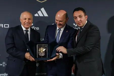 بالصور أبوريدة يهدي قميص منتخب مصر لرئيس الاتحاد الإسباني