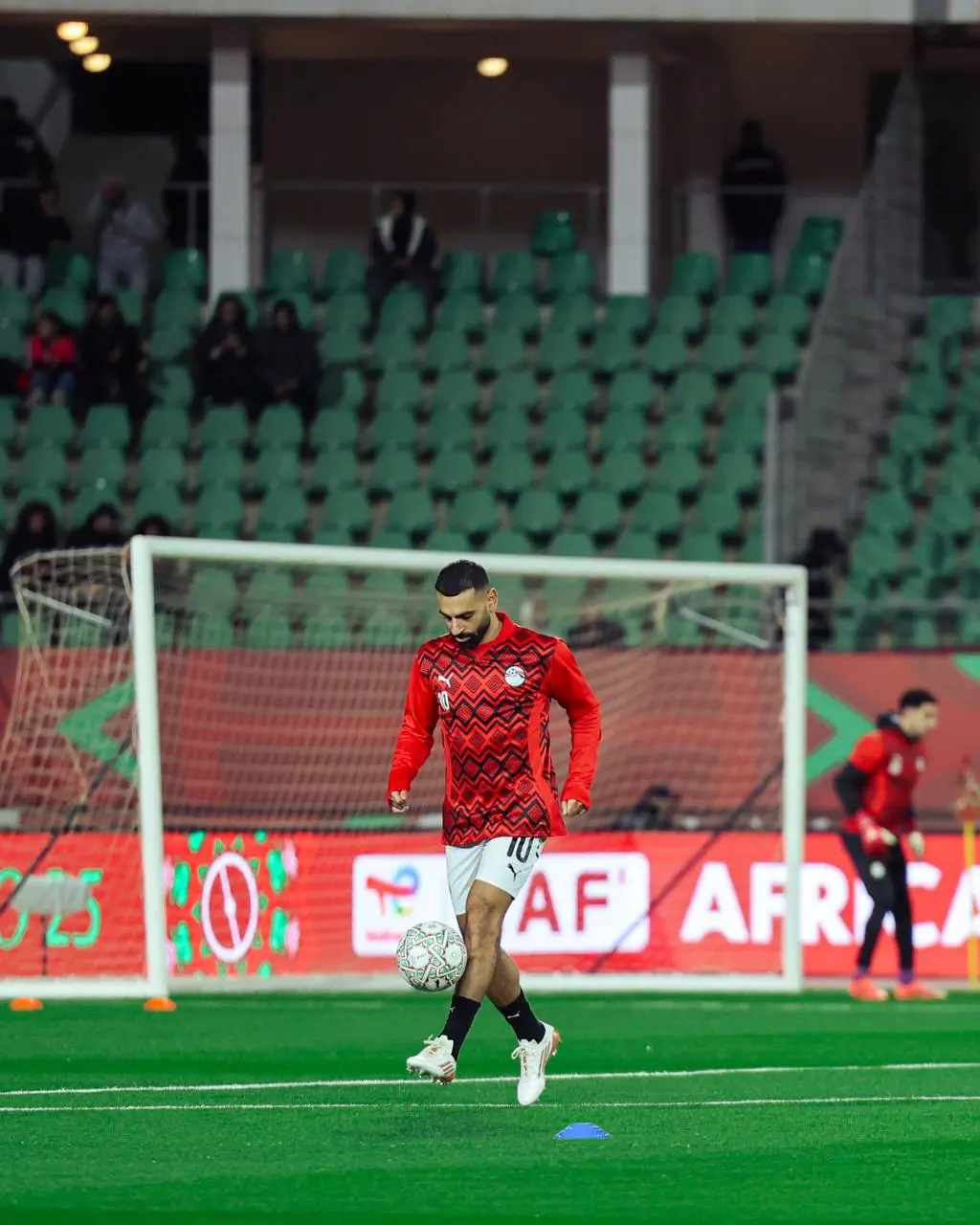 احماء لاعبو المنتخب قبل بداية مباراة زيمبابوي