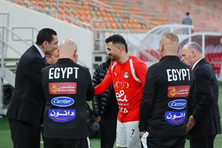 منتخب مصر يختتم تدريباته لمواجهة السعودية غداً.. ووزير الرياضة يجتمع باللاعبين