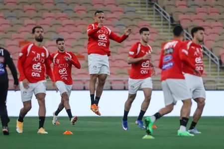 منتخب مصر يختتم تدريباته لمواجهة السعودية غداً.. ووزير الرياضة يجتمع باللاعبين