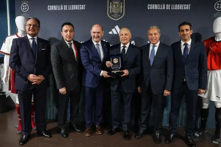 بالصور أبوريدة يهدي قميص منتخب مصر لرئيس الاتحاد الإسباني