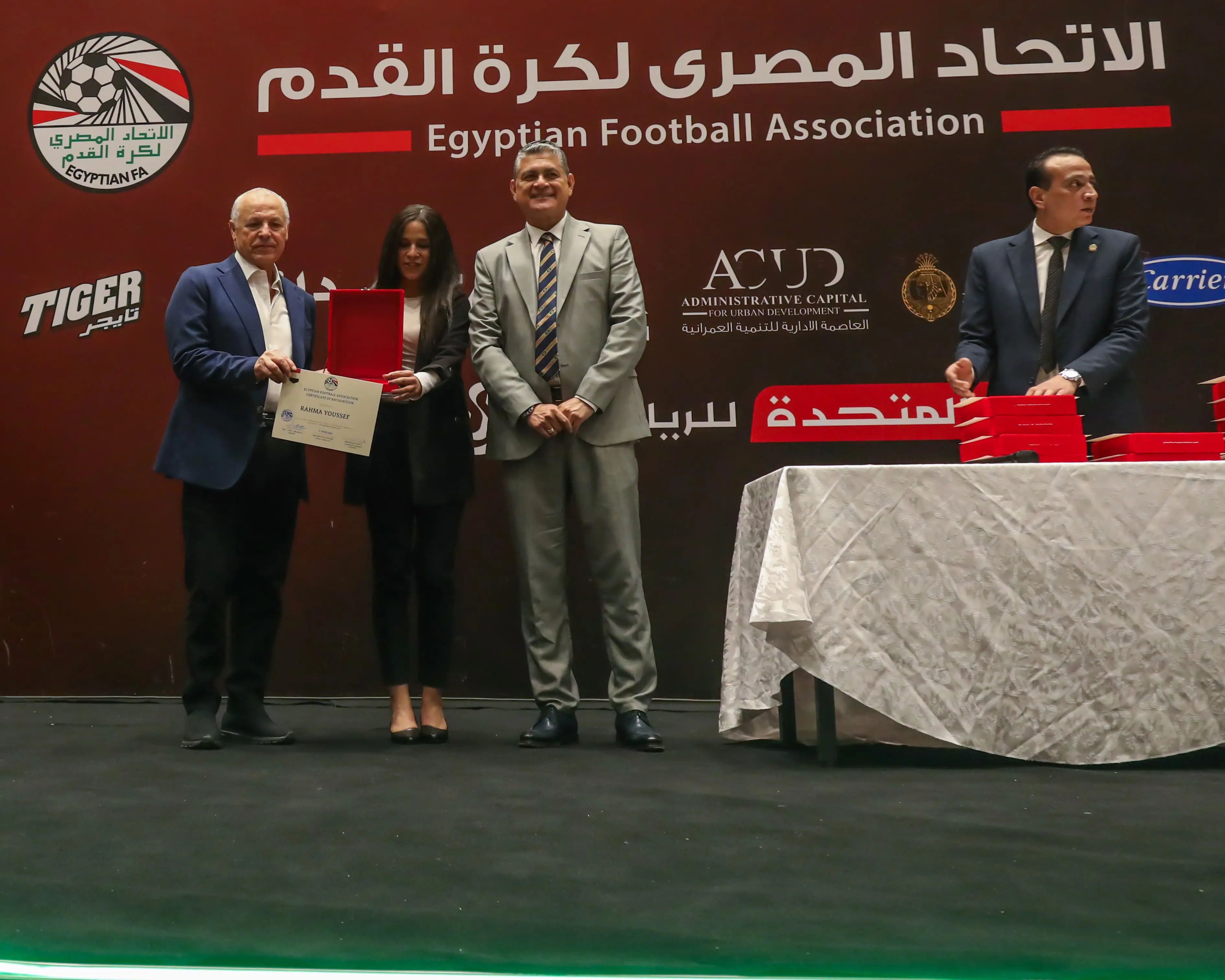 بالصور.. أبوريدة يسلم الشارة للحكام الدوليين