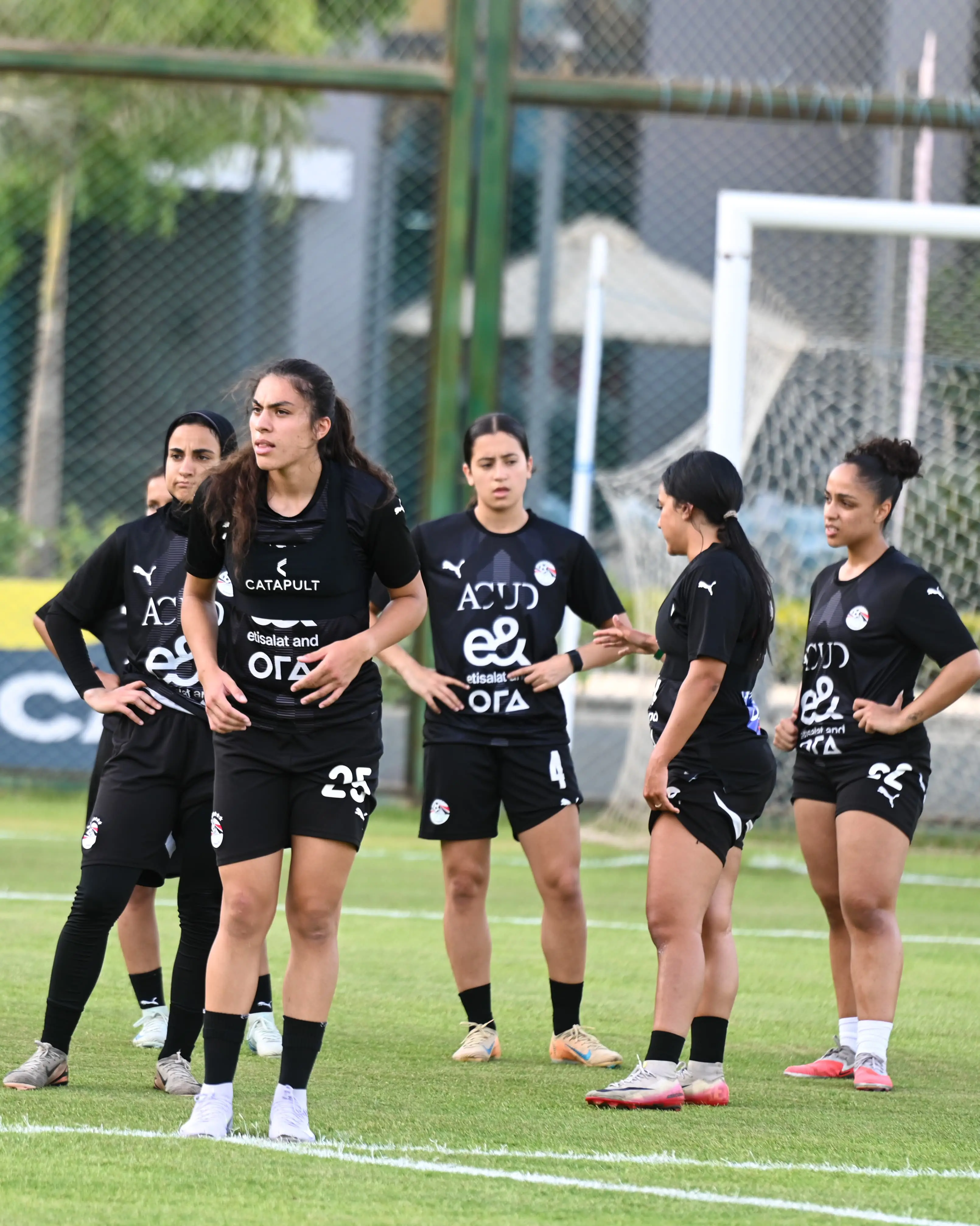 بالصور.. منتخب الكرة النسائية يواصل استعداداته لوديتي السنغال 