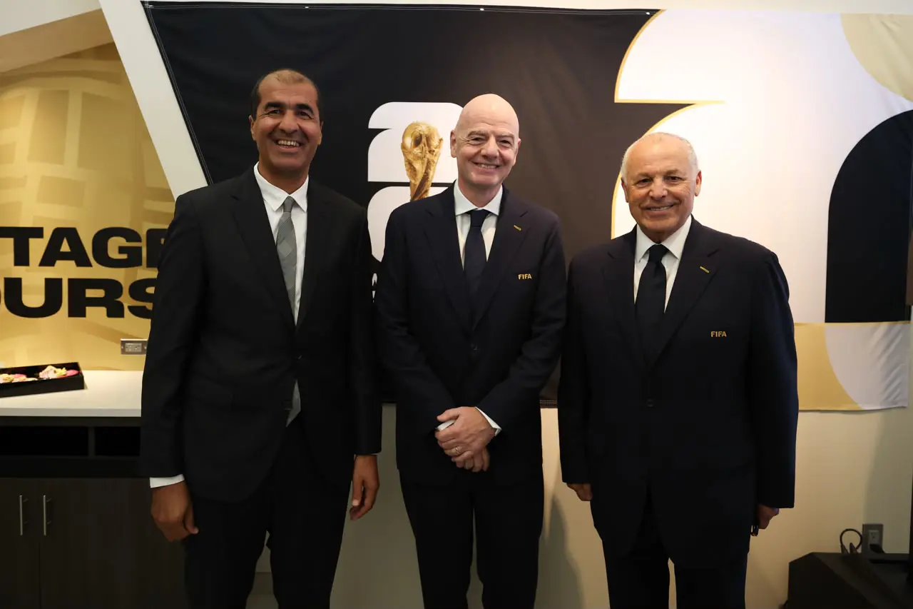 بالصور.. إنفانتينو وأبو ريدة يتبادلان الدروع التذكارية على هامش مباراة مصر وبلجيكا في كأس العالم 