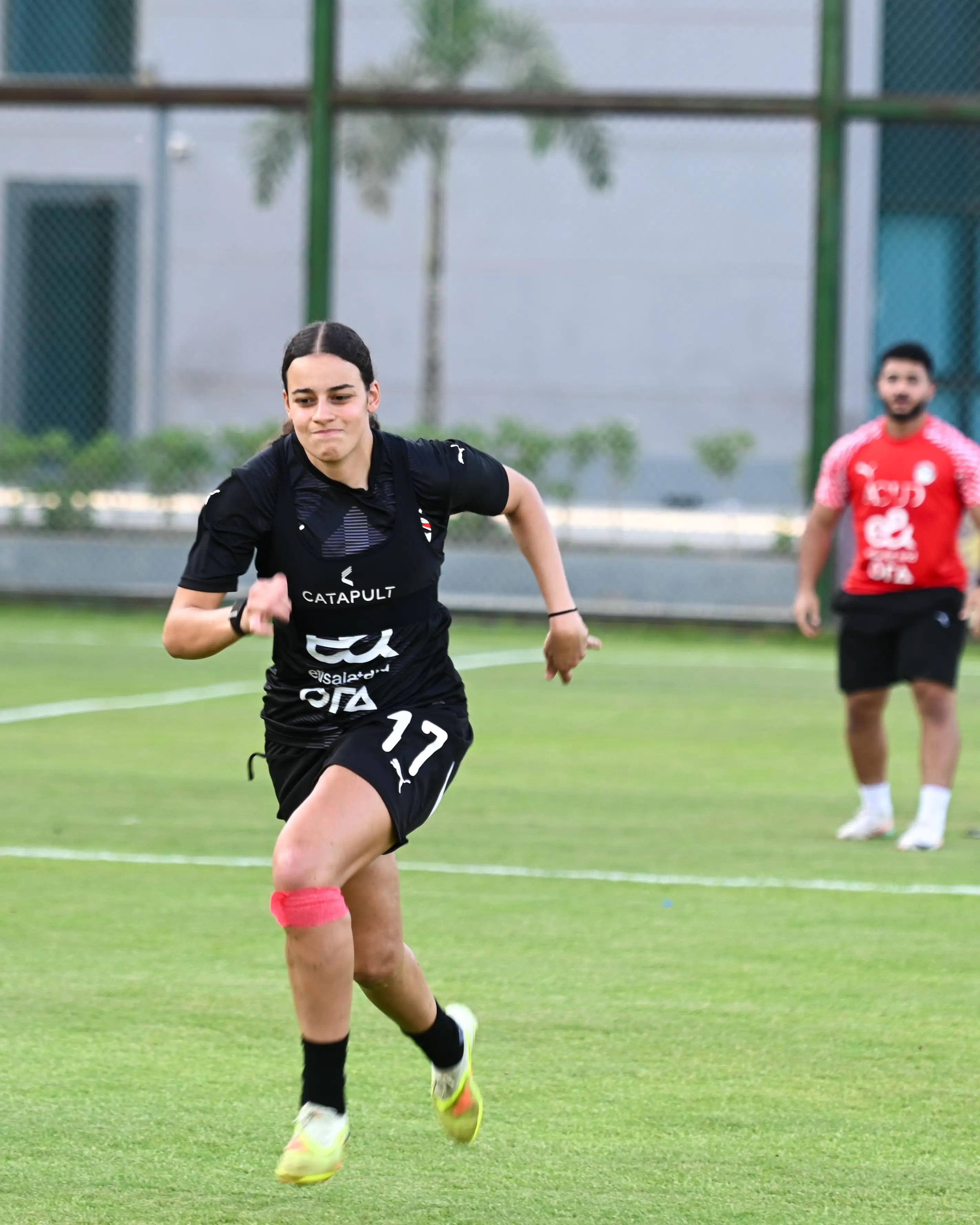 بالصور.. منتخب الكرة النسائية يواصل استعداداته لوديتي السنغال 