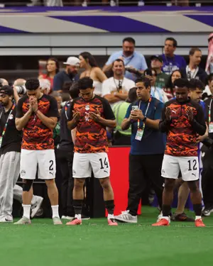 بالصور.. لاعبو منتخب مصر يخوضون فترة الإحماء قبل مواجهة أستراليا في المونديال 