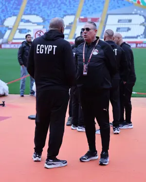 منتخب مصر يتفقد أرضية ملعب مباراة نيجيريا