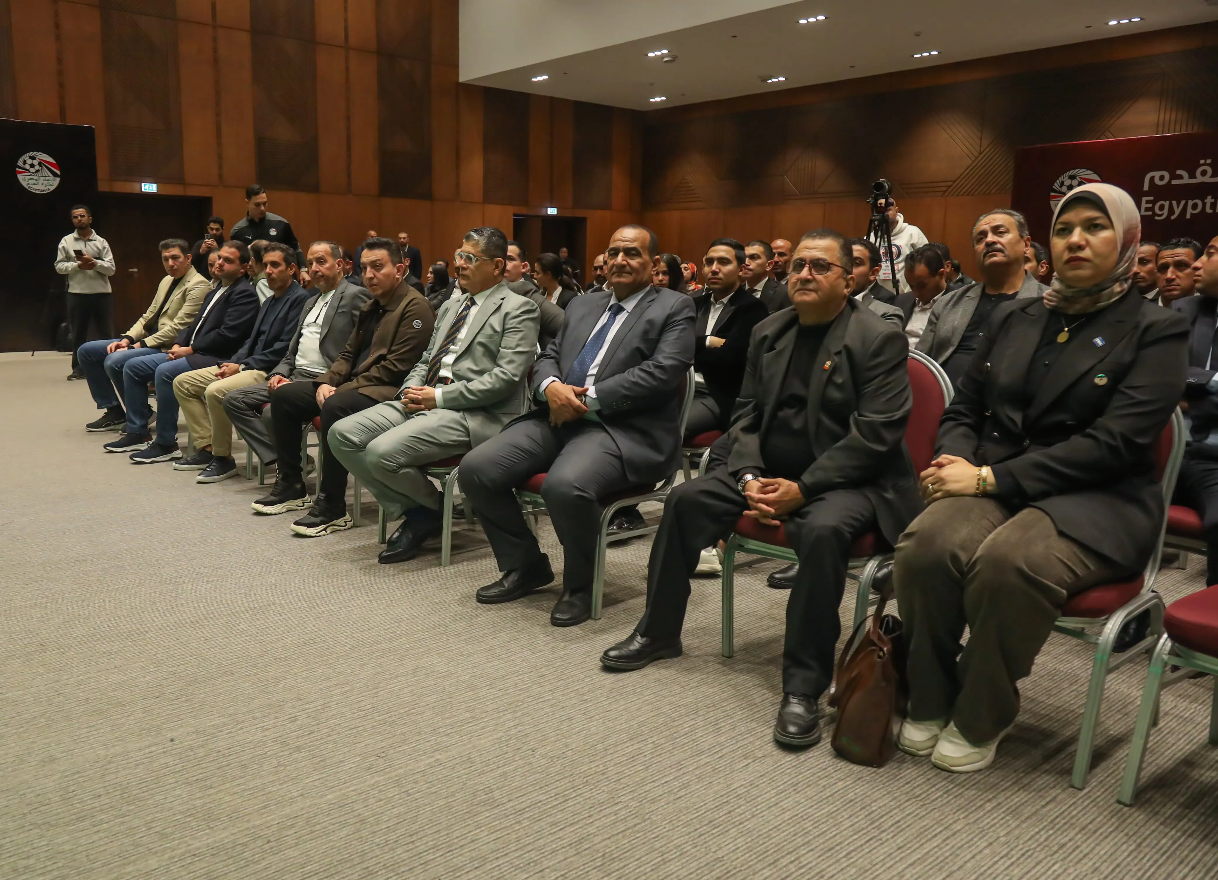 بالصور.. أبوريدة يسلم الشارة للحكام الدوليين