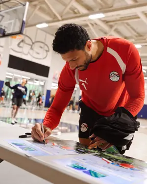 بالصور.. قميص منتخب مصر  وصور جماعية إهداءً لجامعة جونزاجا في "سبوكين" 