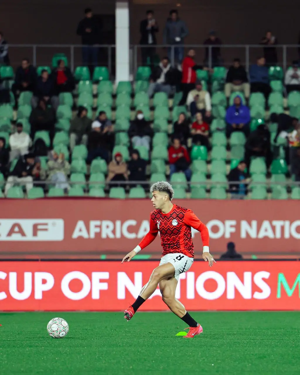 احماء لاعبو المنتخب قبل بداية مباراة زيمبابوي