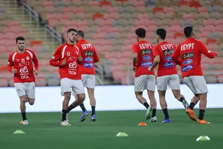 منتخب مصر يختتم تدريباته لمواجهة السعودية غداً.. ووزير الرياضة يجتمع باللاعبين