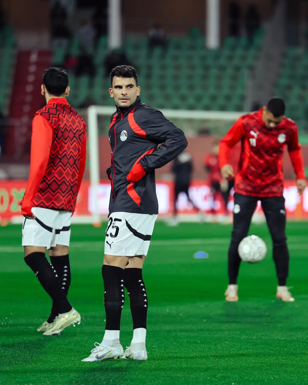 احماء لاعبو المنتخب قبل بداية مباراة زيمبابوي