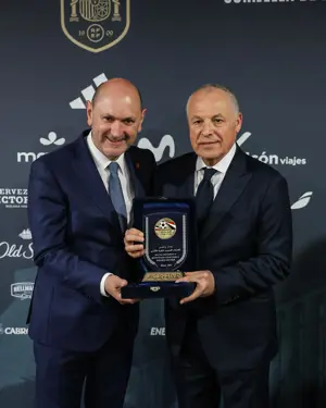 بالصور أبوريدة يهدي قميص منتخب مصر لرئيس الاتحاد الإسباني