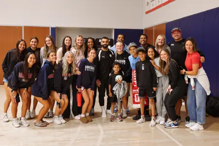 بالصور.. قميص منتخب مصر  وصور جماعية إهداءً لجامعة جونزاجا في "سبوكين" 
