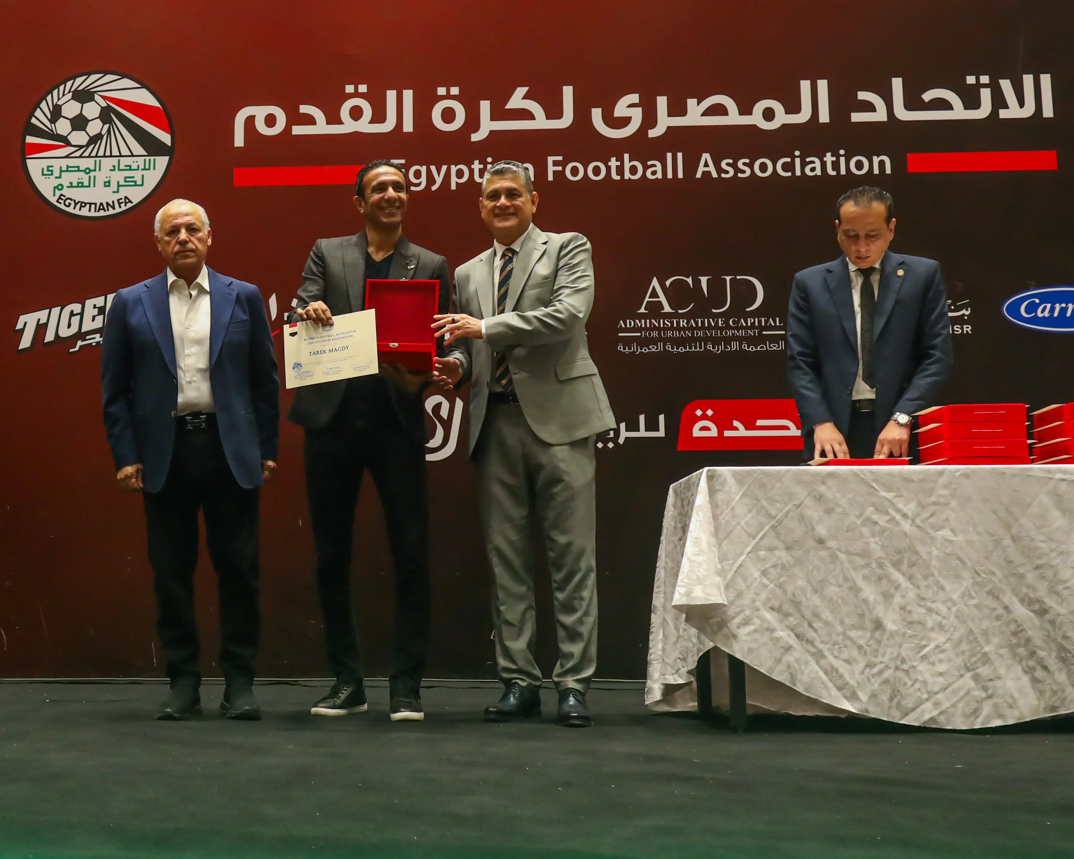 بالصور.. أبوريدة يسلم الشارة للحكام الدوليين