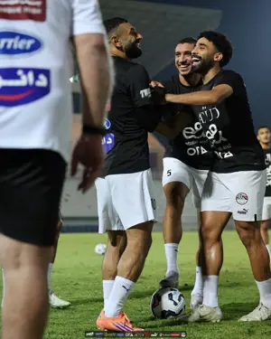 في حضور أبو ريدة.. المنتخب الوطني يتدرب على ملعب هزاع بن زايد استعدادًا لأوزبكستان